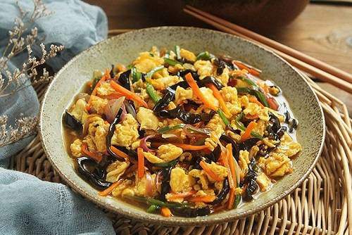 Mộc nhĩ xào trứng muối.