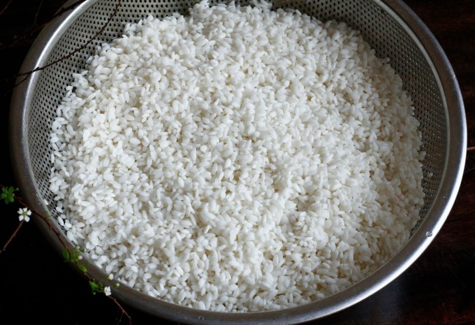 Gạo nếp cần để ráo nước trước khi cho vào chõ đồ xôi. Ảnh minh họa: Bùi Thủy