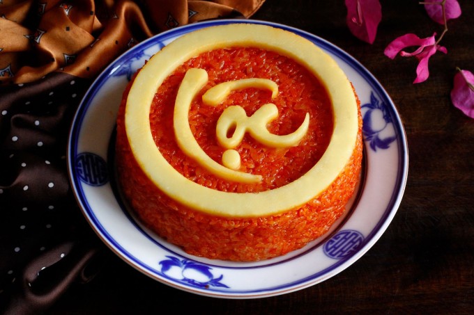 Xôi gấc dẻo, hạt gạo bóng sau khi đồ. Ảnh: Bùi Thủy