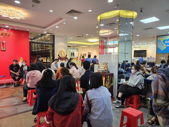 Người dân xếp hàng chờ mua bạc tại trụ sở công ty SBJ sáng 28-1