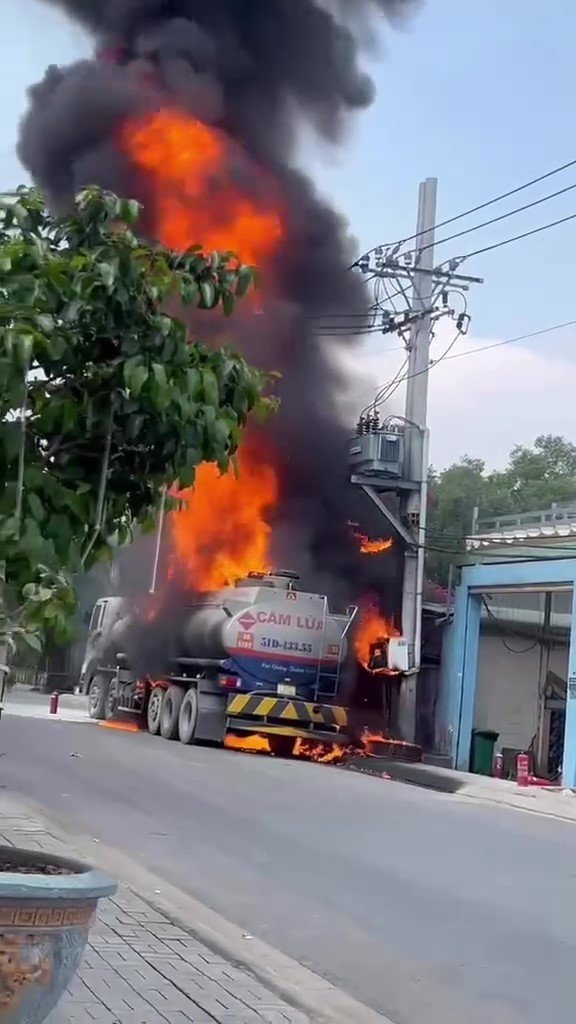 Xe bồn cháy ngay sát nhà dân.