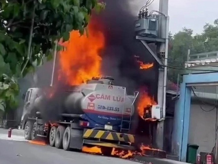TPHCM: Xe bồn chở chất lỏng bốc cháy dữ dội trong khu dân cư