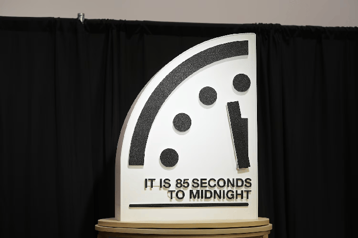 Đồng hồ Ngày tận thế ở mức 85 giây trước "nửa đêm", được trưng bày trong một cuộc họp báo tại Quỹ Carnegie vì Hòa bình Quốc tế ngày 23-1 ở Washington. Ảnh: AP