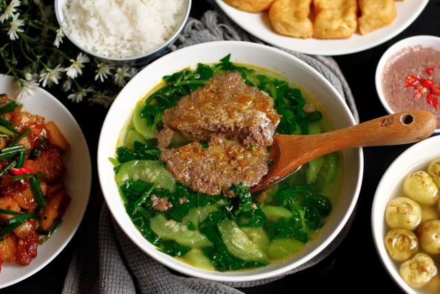 Cua đồng nấu canh được nhiều nguyên liệu như rau ngót, rau tập tàng, hoa thiên lý nhưng phổ biến hơn cả canh cua nấu mồng tơi, rau đay, mướp hương. Các loại rau quả này có tính mát, chứa nhiều chất nhầy thực vật giúp nhuận tràng, giảm nhiệt. Canh cua không chỉ giải nhiệt mà còn giúp hỗ trợ tiêu hóa, thanh lọc cơ thể, điều này cần thiết trong những ngày nóng nực khi ăn uống thường khó tiêu.