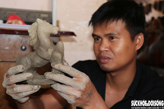 Linh vật ngựa được chế tác tỉ mỉ chuẩn bị đón Tết Bính Ngọ 2026. Ảnh: Duy Ngọc.