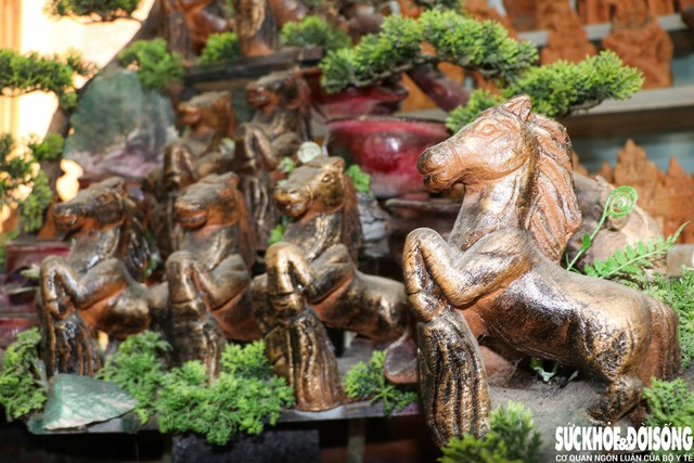 Linh vật ngựa được các nghệ nhân, thợ lành nghề tạo dáng mềm mại. Ảnh: Duy Ngọc