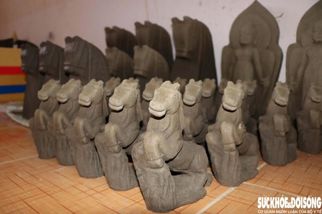 Sau khi chế tác xong, những linh vật ngựa sẽ được phơi nắng khoảng 3 ngày và sau đó nung từ 4 đến 5 tiếng mới cho ra sản phẩm hoàn chỉnh. Ảnh: Duy Ngọc.