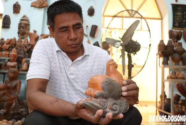 Không chỉ phục vụ thị trường Tết, việc tạo hình linh vật ngựa còn giúp quảng bá hình ảnh làng gốm Chăm Bàu Trúc đến với du khách và người yêu gốm trên cả nước. Ảnh: Duy Ngọc.