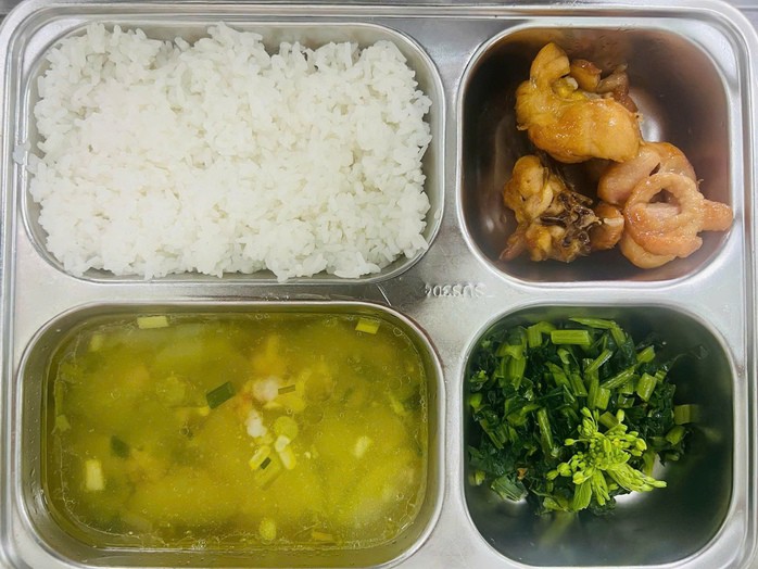 Hình ảnh phần thức ăn cho học sinh bán trú cho học sinh (do đơn vị nấu ăn cung cấp)