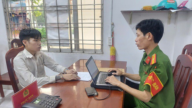 Công an phường Mỹ Ngãi, tỉnh Đồng Tháp làm việc với Thiện về hành vi hủy hoại tài sản. Ảnh: Công an tỉnh Đồng Tháp