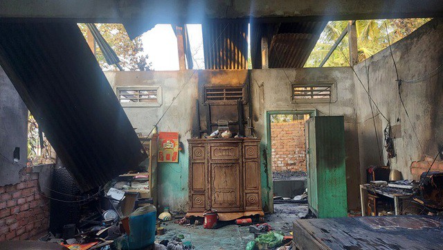 Ngôi nhà bị cháy của ông ngoại Thiện sau khi lực lượng Công an dập tắt. Ảnh: Công an tỉnh Đồng Tháp