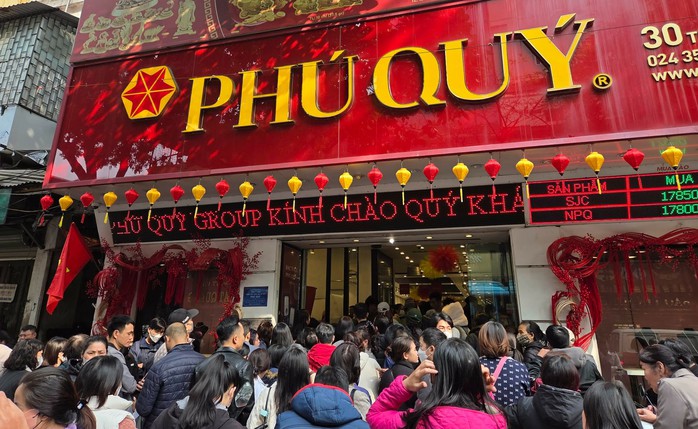 Nhiều người xếp hàng chờ mua bạc sáng 28-1