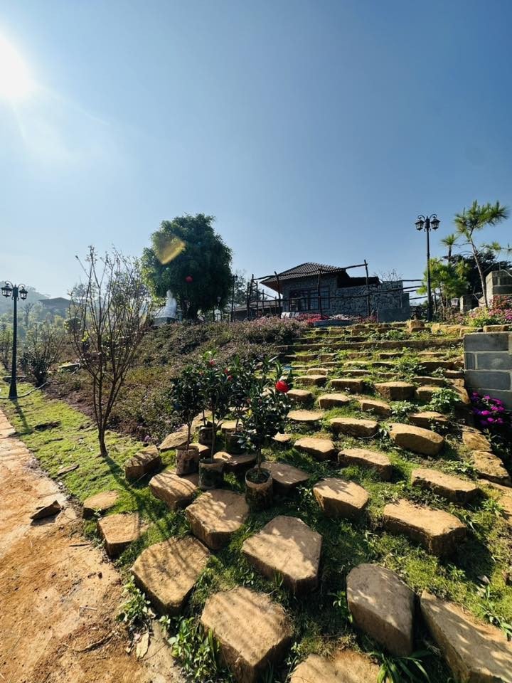 Với diện tích lên đến 10.000m2, nam danh hài ưu tiên không gian xanh với những lối đi lát đá tự nhiên, các triền đồi trồng đầy hoa và cây cảnh.