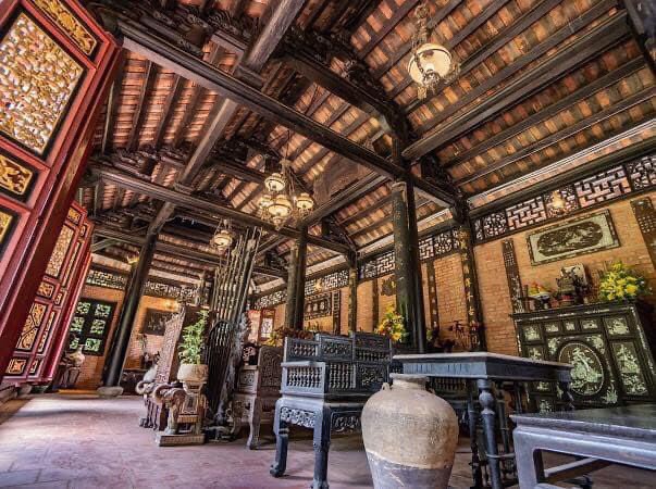 Ban đầu, đây là một ngôi nhà cổ được anh mua ở Nam Định. Sau đó, nam diễn viên thuê một đội thợ từ Nam Định vào lắp ráp ngôi nhà. "Ngôi nhà này đã trên 100 năm rồi. Toàn bộ được làm bằng gỗ lim, huỳnh đàn".