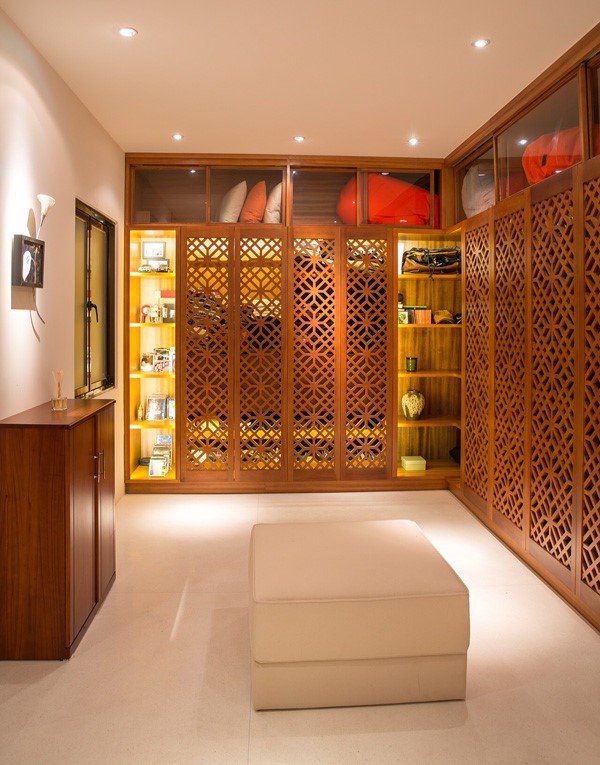 Từ những bức rèm, màn cho đến những bộ bàn ghế gỗ đều mang tông màu vàng giúp mang đến sự ấm cúng, sang trọng.