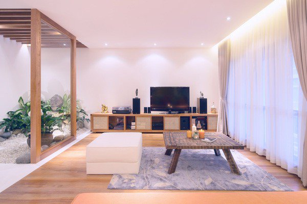 Quang Dũng thích nhất ngôi nhà của mình bởi sự kết hợp hài hòa ánh sáng vừa đủ giữa không gian bên ngoài và bên trong. Điểm nhấn của căn phòng là một góc vườn nho nhỏ.