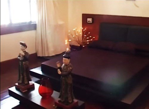 Một góc phòng ngủ khác mang đậm chất thiền với tông màu chính là màu nâu đậm, mang đến sự tĩnh lặng, bình an.