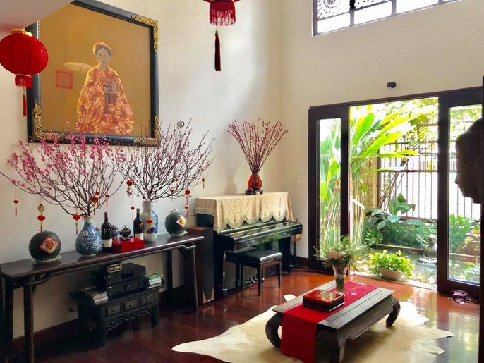 Những hình ảnh gắn liền với quê nhà như bàn, sập gụ, lồng đèn, tranh treo đều được ca sĩ Quang Dũng dùng để làm nội thất trang trí cho ngôi nhà.