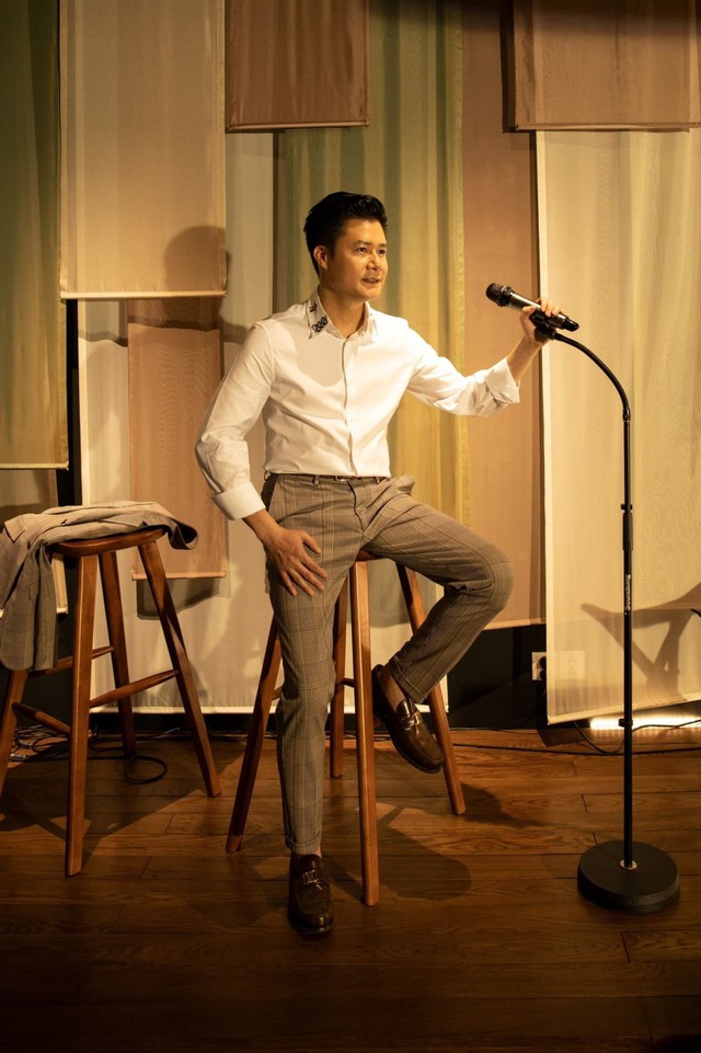 Đặc biệt, ở tầng trên cùng, anh dành làm sân khấu nhạc sống.