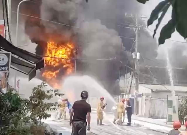 Lực lượng chức năng sử dụng bọt chữa cháy chuyên dụng để dập tắt vụ cháy.