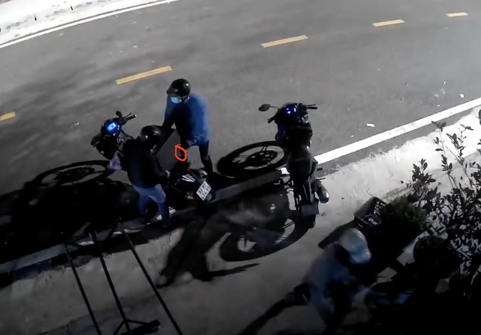 Chiếc két sắt (khoanh đỏ) chứa 2 cây vàng và nhiều tài sản bị lấy đi