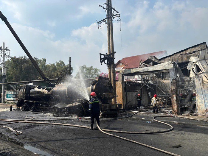 Đám cháy thiêu rụi nhiều tài sản.