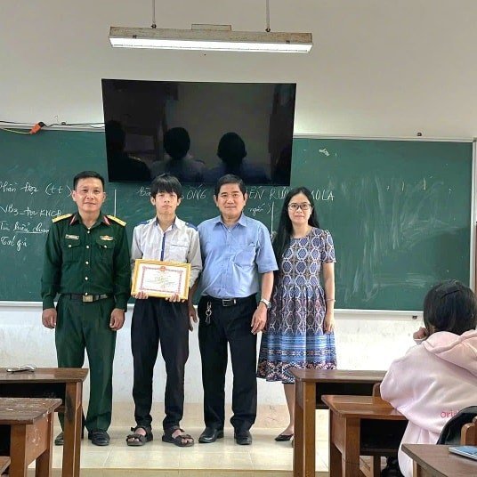 Nam sinh Nguyễn Thành Khang được tuyên dương.