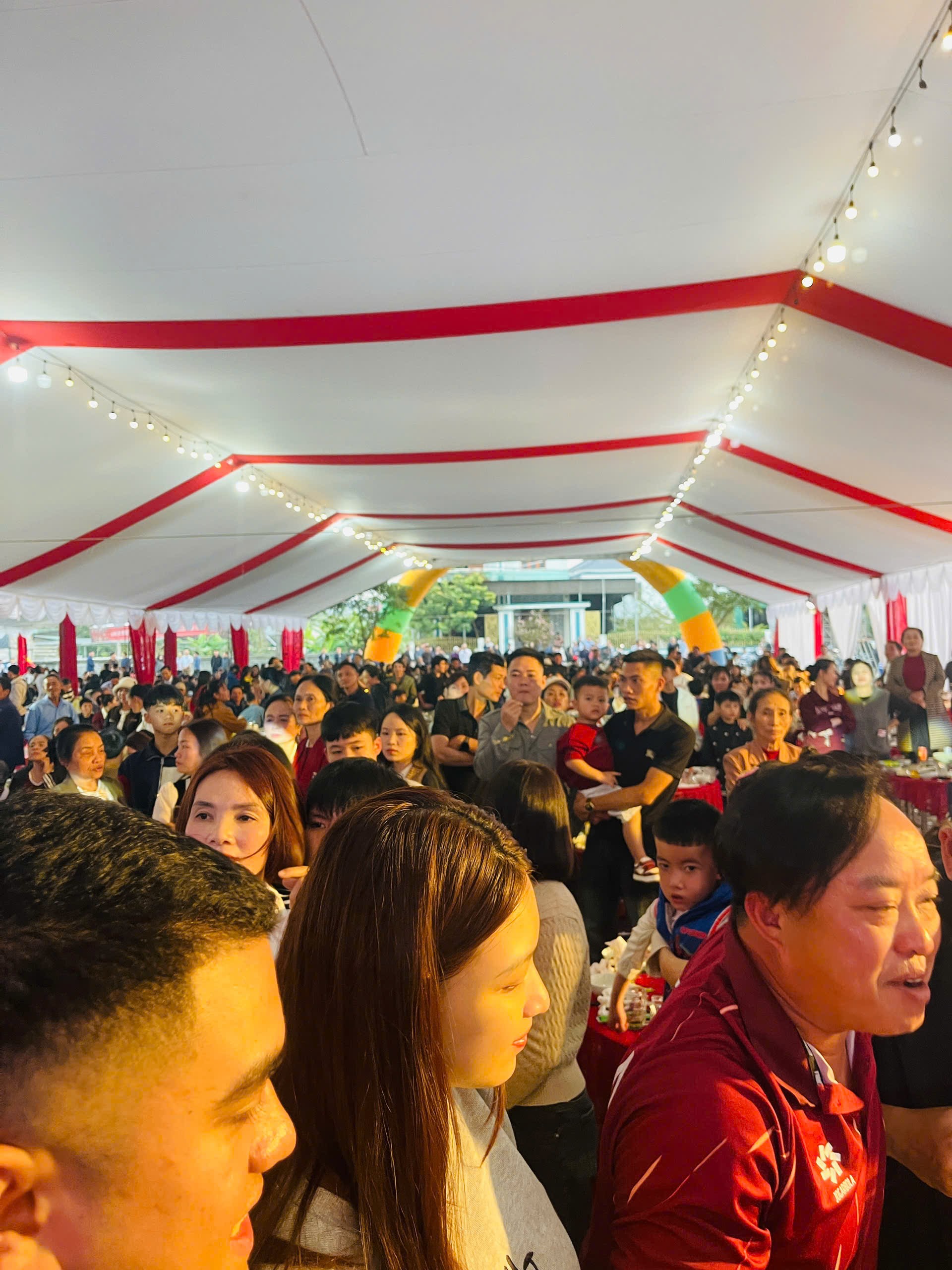 Cỗ bàn gồm 12 món, với&nbsp;nhiều đặc sản xứ Nghệ mời khách thưởng thức