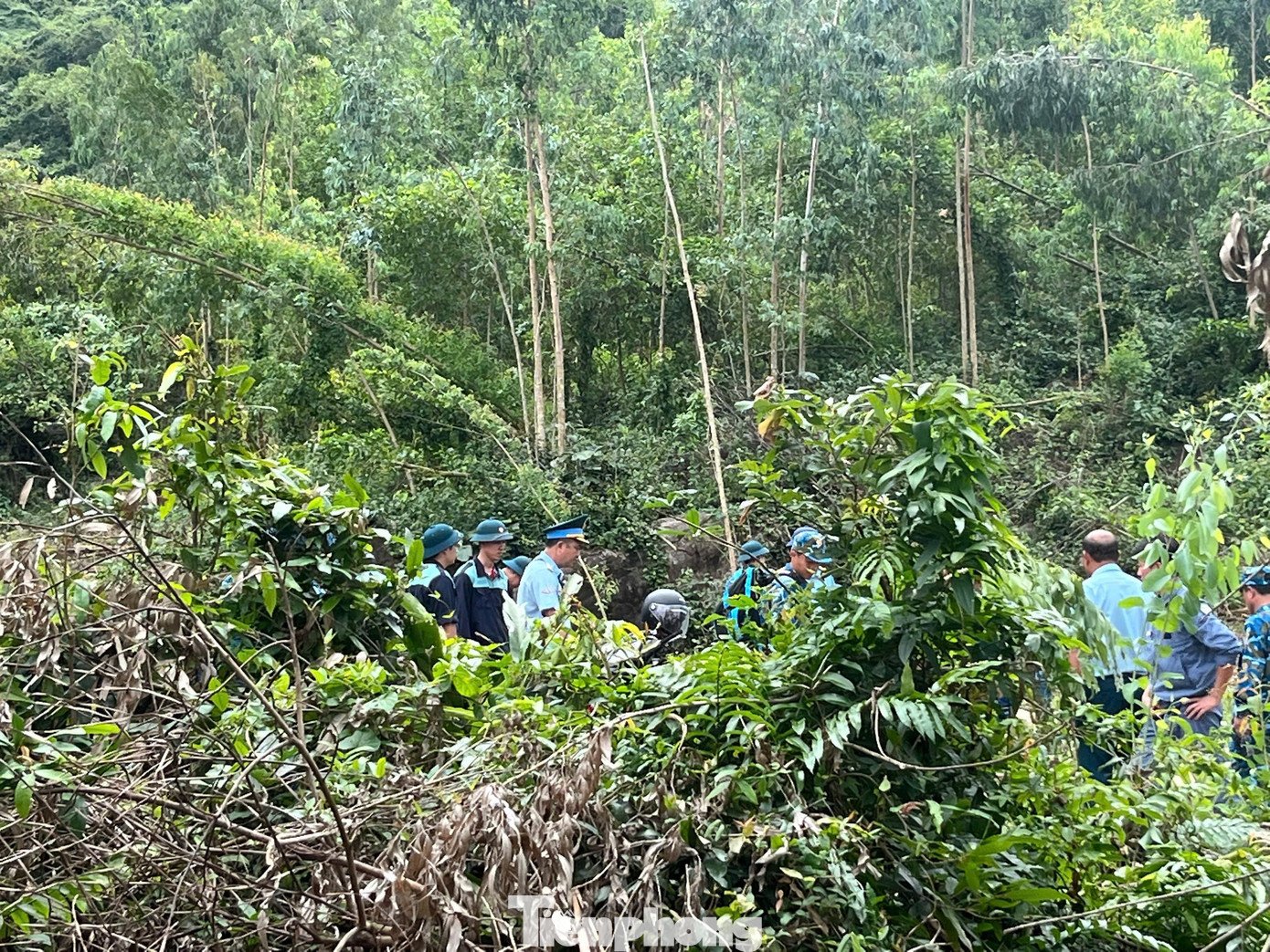 Các lực lượng cuốc bộ, tiếp cận hiện trường.