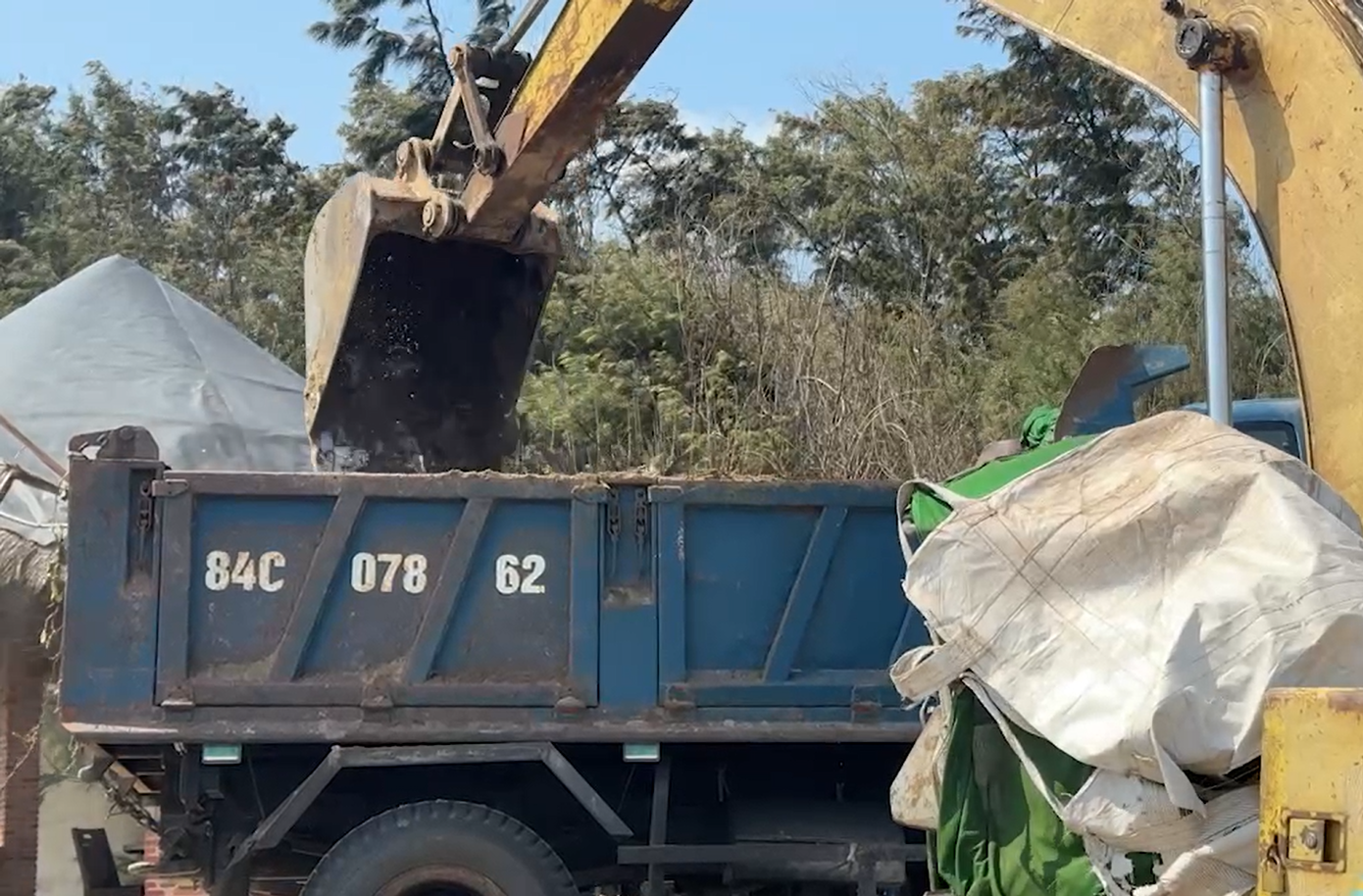 Ông Ngô Quốc Huy - Quản lý khu du lịch biển Ba Động - cho biết, hai ngày qua đơn vị cử người tham gia phối hợp với các lực lượng của địa phương dọn dẹp vệ sinh, thu gom rác khu vực bờ biển.