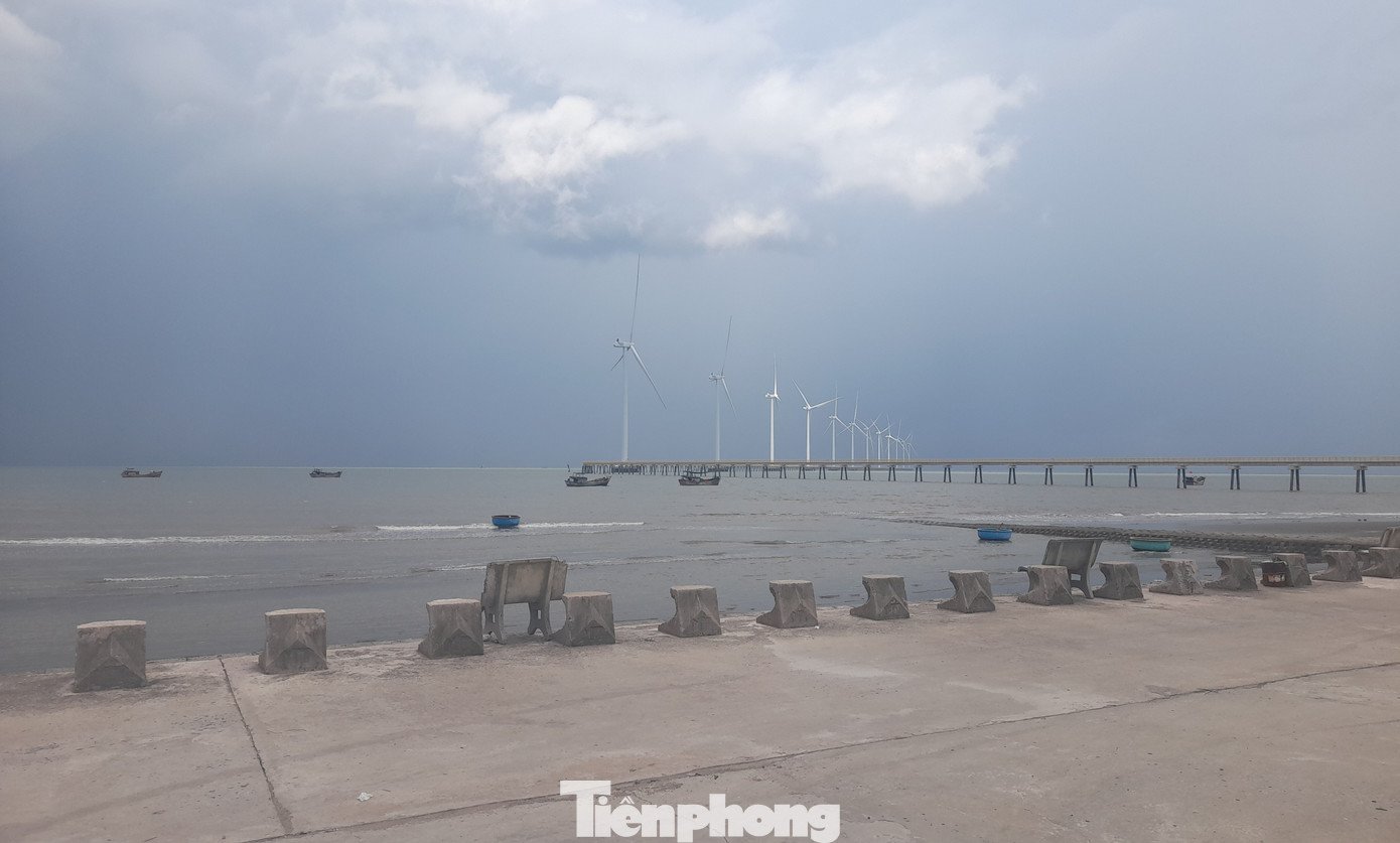 Bờ biển Đông dọc tỉnh Đồng bằng sông Cửu Long có nhiều cửa sông, phù sa lớn, nên nước đục, hầu như không có bãi cát làm bãi tắm biển. Bãi biển Ba Động là nơi hiếm hoi trong khu vực có bãi cát dài hơn 10km, hình thành được bãi tắm biển. Tỉnh Vĩnh Long đã quy hoạch biển Ba Động thành khu du lịch biển kết hợp năng lượng tái tạo, tham quan các cánh đồng điện gió.