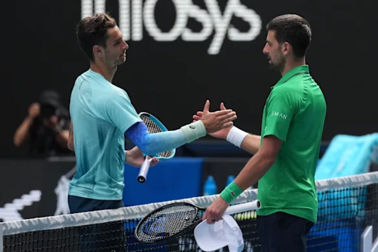 Djokovic 2 lần gặp may, thừa nhận không xứng vào bán kết Australian Open - 2