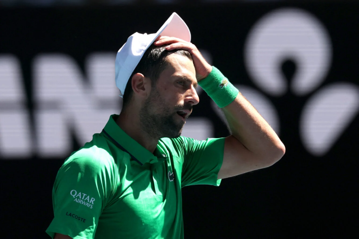 Djokovic thi đấu kém thuyết phục&nbsp;ở tứ kết Australian Open 2026 nhưng vẫn may mắn đi tiếp vào bán kết