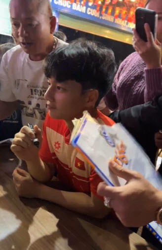 Cao Văn Bình kí mỏi tay cho fan hâm mộ ở quê nhà