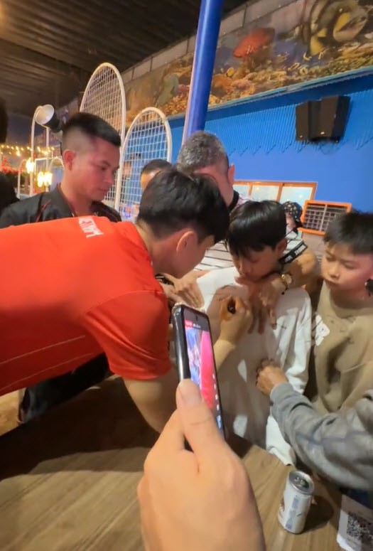 Cao Văn Bình kí mỏi tay cho fan hâm mộ ở quê nhà