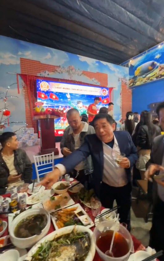 Cao Văn Bình kí mỏi tay cho fan hâm mộ ở quê nhà