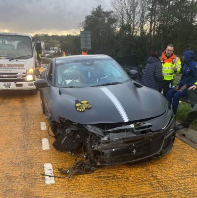 Hiện trường vụ tai nạn và Kolo Muani ngồi bên&nbsp;đường