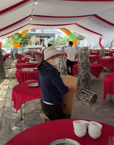 Đầu giờ chiều, bếp đã đỏ lửa chuẩn bị nấu nướng phục vụ cỗ, người dân quê hương cũng tới nhà Đình Bắc rất đông để gặp gỡ nam tiền đạo mang áo số 7