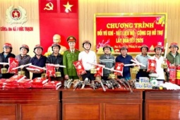 Mang súng đến trụ sở Công an xã đổi... bánh chưng