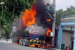 TPHCM: Xe bồn chở chất lỏng bốc cháy dữ dội trong khu dân cư