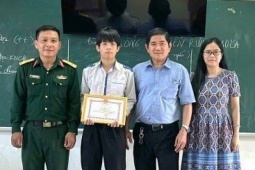 Khen thưởng nam sinh cứu phi công nhảy dù sau sự cố máy bay rơi ở Đắk Lắk