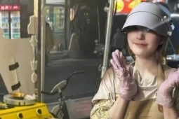 Triệu Lộ Tư hút chú ý khi bán bánh trứng ở chợ đêm