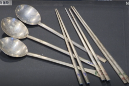 Xếp hàng bán thìa, đũa bạc khi giá lập đỉnh