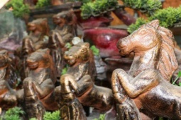 Độc đáo những linh vật ngựa đất nung chuẩn bị đón Tết Bính Ngọ 2026