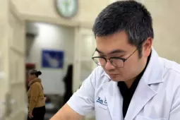 Bé trai 13 tuổi nguy cơ mù vĩnh viễn vì chơi pháo mua trên mạng