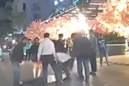 CLIP: Xô xát ở trung tâm thương mại Gold Coast Nha Trang, người đàn ông bị đấm gục