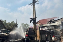 CLIP: Di tản hàng chục cháu bé trong vụ cháy xe bồn ở TPHCM