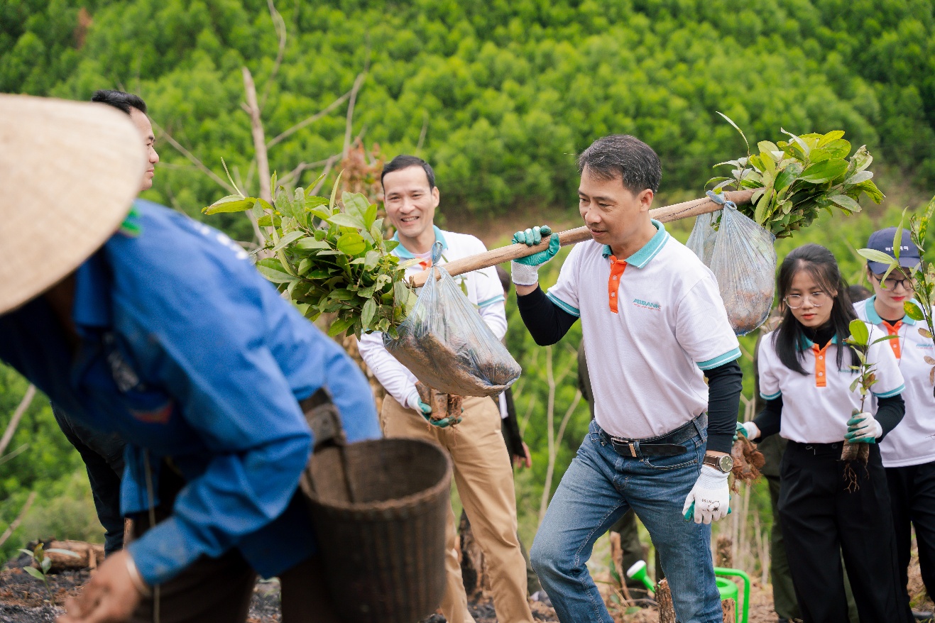 Các TNV ABBANK cùng người dân xã Thông Thụ tham gia trồng cây quế giống – bước khởi đầu cho sinh kế bền vững tại địa phương