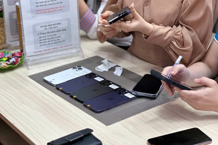 Thậm chí, các mẫu này vẫn được nhiều cửa hàng bảo hành 1 đổi 1 nếu xuất hiện lỗi trong khoảng 7 ngày.