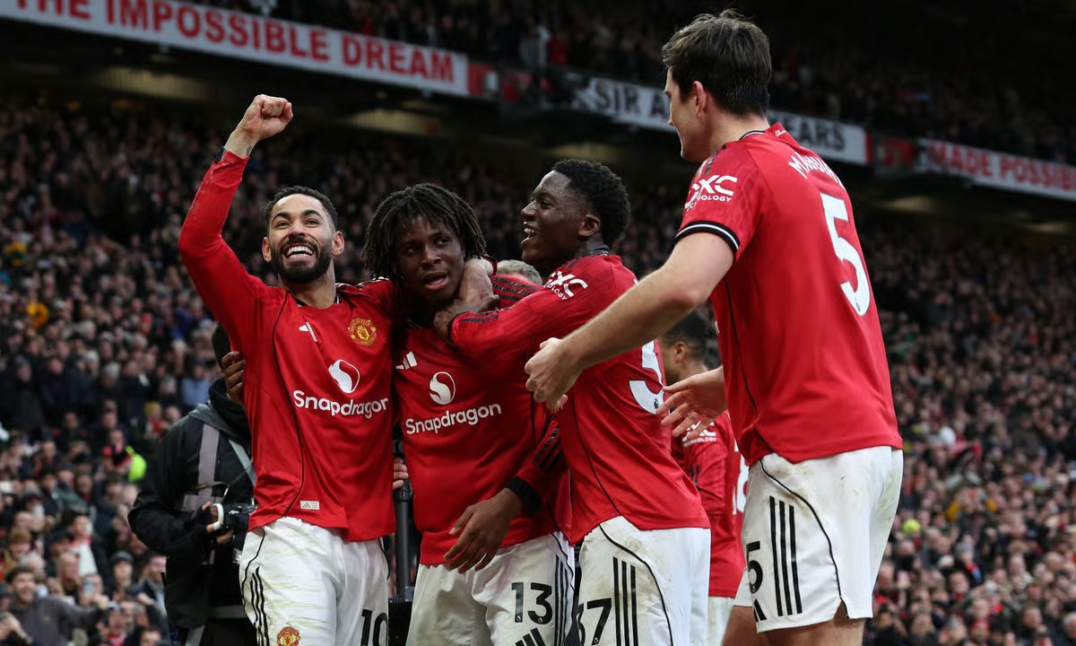 MU đang xếp thứ 4 và có lợi thế trong cuộc đua vé dự Champions League nhưng cuộc đua sẽ ngày càng khốc liệt